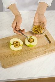 Приготовление блюда по рецепту - Яблоки с изюмом. Шаг 1